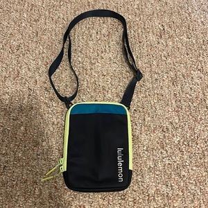 Lululemon nylon blue crossbody wristlet with detachable strap